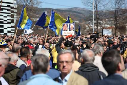 Protesti ispred OHR u Sarajevu: Brojni građani stigli autobusima, blokiran saobraćaj, a ovo je poruka okupljenih (FOTO)