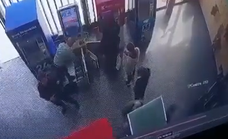 Napadač upada u supermarket i počinje da puca: Čovjeku ispalio metak u glavu, a onda je nastao haos (UZNEMIRUJUĆI VIDEO)