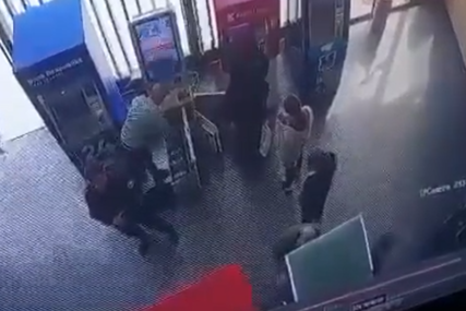 Napadač upada u supermarket i počinje da puca: Čovjeku ispalio metak u glavu, a onda je nastao haos (UZNEMIRUJUĆI VIDEO)