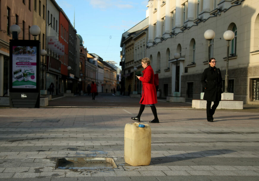 BAČVA KAO SAOBRAĆAJNI ZNAK U GOSPODSKOJ ULICI 