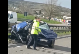 Srča je rasuta svuda po putu: Sudarili se automobil i kamion, jedna osoba prevezena u bolnicu (VIDEO)