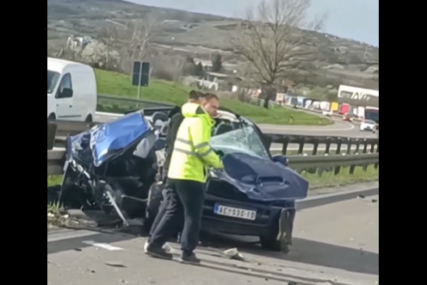 Srča je rasuta svuda po putu: Sudarili se automobil i kamion, jedna osoba prevezena u bolnicu (VIDEO)