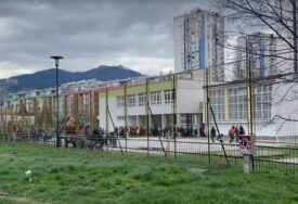 EVAKUISANE ŠKOLE Policija na terenu, provjerava se istinitost dojave o bombi