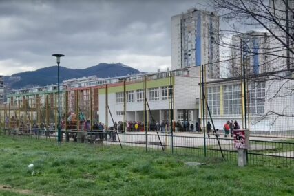 Djeca ispred škole u Sarajevu