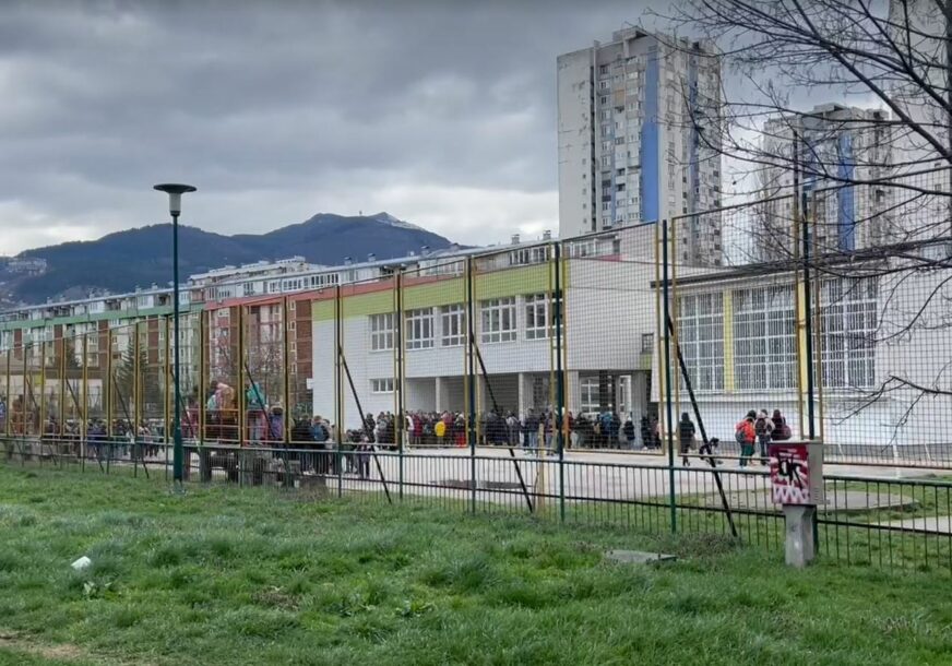 Djeca ispred škole u Sarajevu
