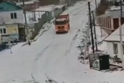 NIJE NJIMA LAKO Kamion krenuo da čisti snijeg, pa proklizao niz padinu (VIDEO)