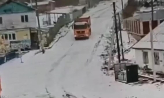 Kamion proklizao na snijegu