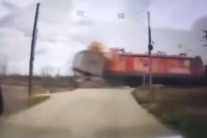 JEZIV SNIMAK SUDARA Voz raznio kamion, pa izletio sa šina, povrijeđene 2 osobe (VIDEO)