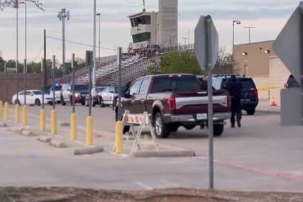 Policija ispred škole u Teksasu