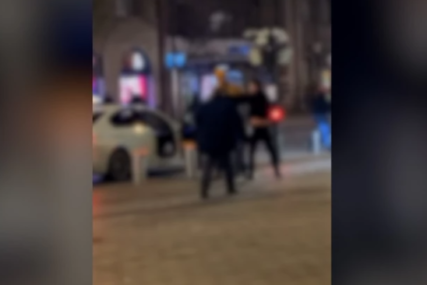 Karambol nasred ulice: Muškarci se pesniče i guraju, a žena ih razdvaja, prolaznici u šoku (VIDEO)
