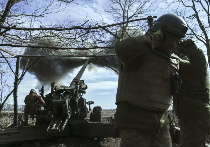 Ukrajinska vojska puca iz topa