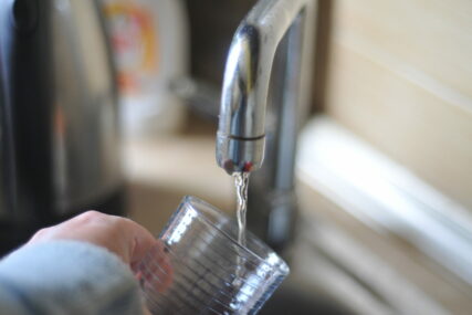 MALI TRIK ZA VITALNOST Zašto je važno da svaki dan započnemo tako što ćemo popiti čašu vode