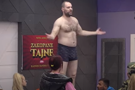 "Ovo je dno dna" Zvezdan Slavnić ne zna šta je blam, skinuo se go usred emisije i šetao po stolu (VIDEO)
