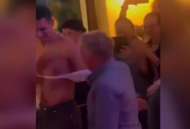 OSTAO I BEZ MAJICE Ponosnog tatu skroz razgolitili, Đokovići ne pamte ovakvo slavlje (VIDEO)