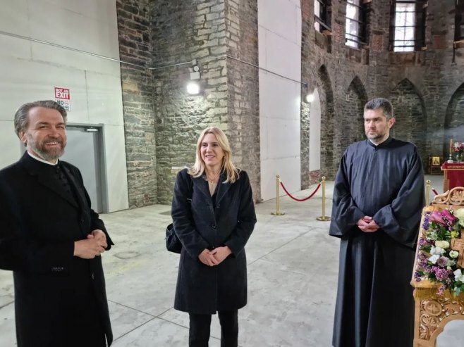 Željka Cvijanović u društvu sveštenika