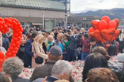 Proslava Dana žena na ulicama Banjaluke: Đajić i Cvijanovićeva dijelili cvijeće damama u centru grada (VIDEO)