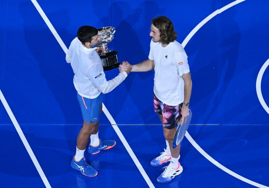 Novak Đoković i Stefanos Cicipas se rukuju na Australijan openu