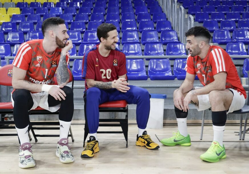Luka Vildoza, Niko Laprovitola i Fakundo Kampaco u razgovoru prije meča