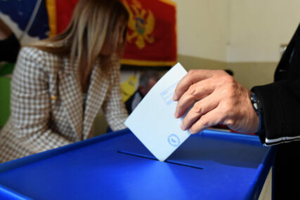 Birač otvorio glasačku kutiju: Incident na izborima u Podgorici, reagovala policija