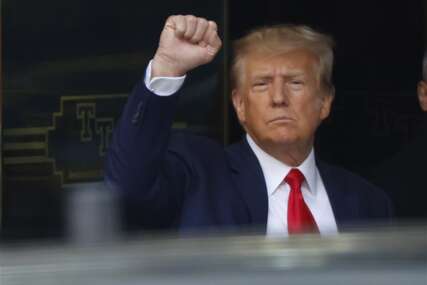 Donald Tramp drži šaku dignutu