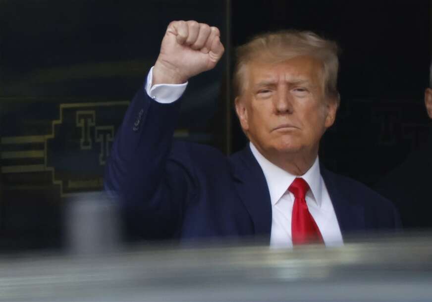 Donald Tramp drži šaku dignutu