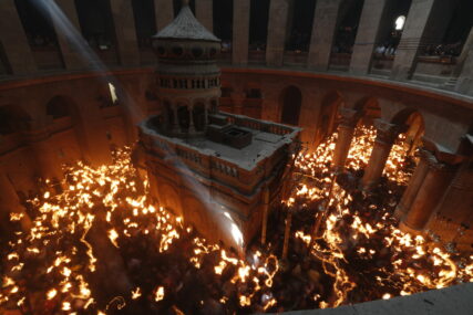 Zapaljen sveti oganj u Jerusalimu: Čudo koje se dešava svake godine u hramu Groba Gospodnjeg na Veliku subotu