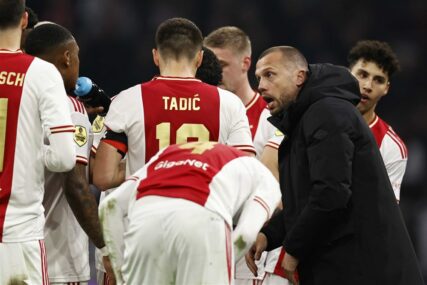 Šampion u nokdaunu: PSV samljeo Ajaksa u derbiju, nakon haosa navijača