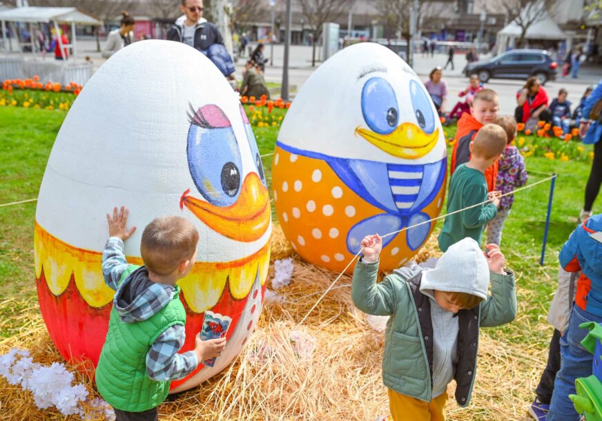 Djeca šarala jaja u parku Petar Kočić