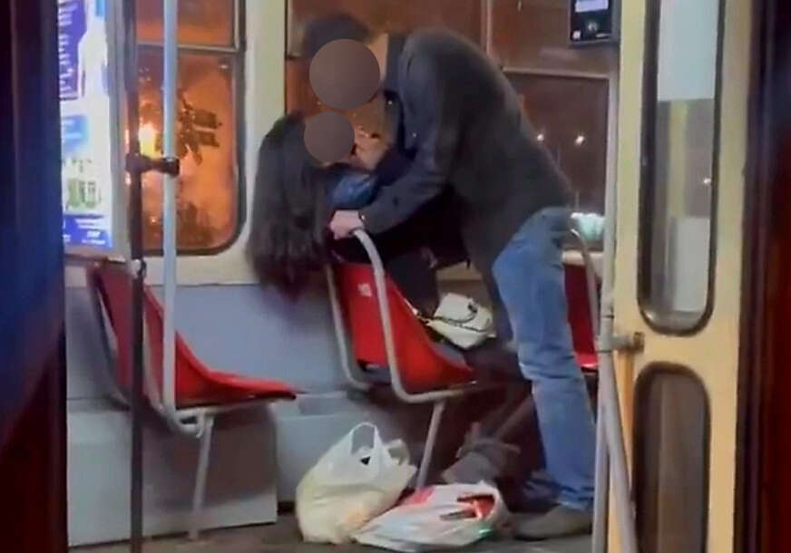 Muškarac davi ženu u tramvaju