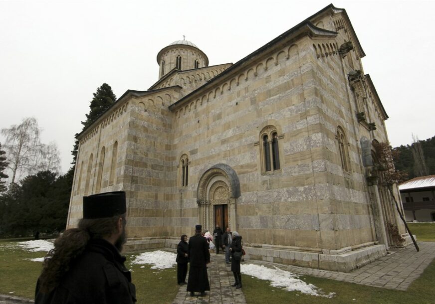 Manastir Visoki Dečani i ispred monah i ljudi