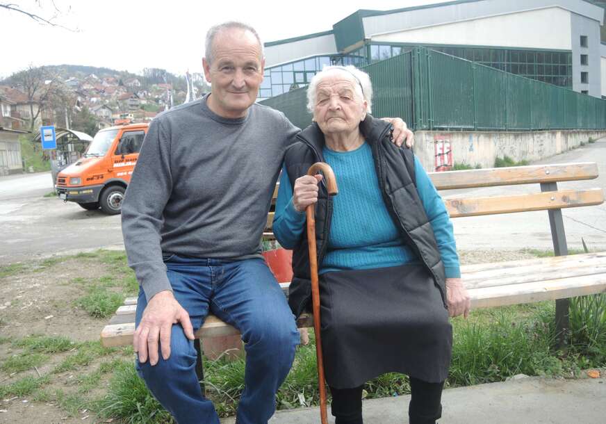 Bora i domar Kole na klupici kod Medicinske škole