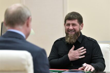 Ramzan Kadirov drži ruku na srcu