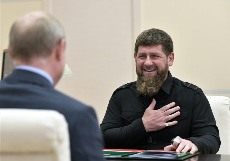 Ramzan Kadirov drži ruku na srcu
