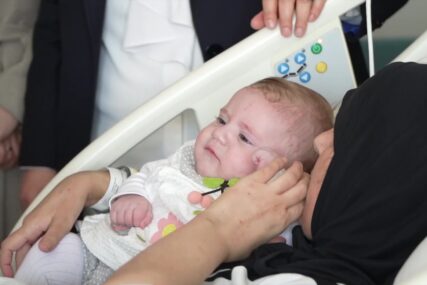 "Ona je stvarno čudo" Beba u Turskoj 128 sati bila pod ruševinama, a sada je spojena sa majkom (FOTO)