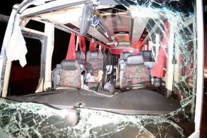 Prevrnuo se autobus pun putnika: Poginule 3, a povrijeđeno 19 osoba