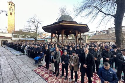 Bajramska hutba reisa Kavazovića: Veliki broj vjernika klanjao namaz u Begovoj džamiji (FOTO)
