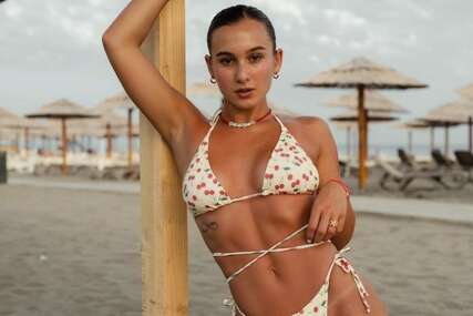 Adriana Kadar pozira na plaži u bikiniju