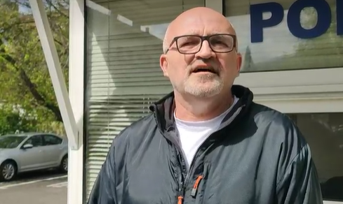 Amer Kerić gađao zgradu Vlade jajima