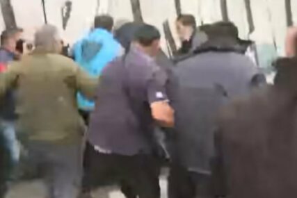 Razbili mu glavu usred TV prenosa: Demostranti u Argentini brutalno pretukli ministra bezbjednosti (VIDEO)