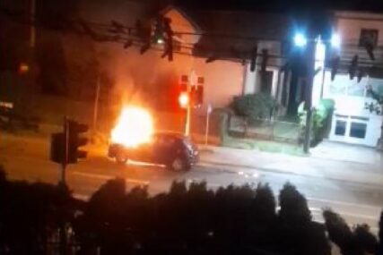 Auto se zapalio na semaforu: Eksplozija probudila Banjalučane (VIDEO)