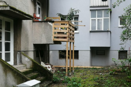 Neobičan građevinski projekat: Ovo je drveni balkon iz "kućne radinosti" koji je šokirao mnoge (FOTO)