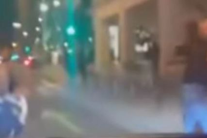 Bitka nasred ulice: Muškarci se jurili, padali po automobilima (VIDEO)