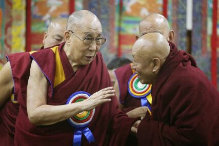 "Sisaj mi jezik" Dalaj Lama poljubio dječaka u usta, a onda se izvinio (VIDEO)