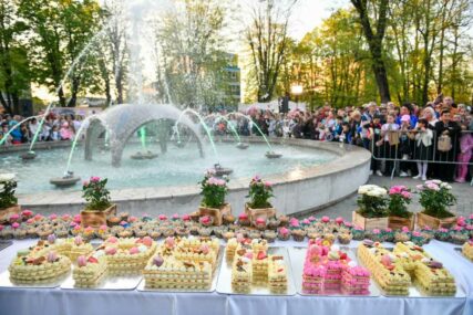 Zabava u parku: Proslava Dana grada uz VELIKU TORTU i tamburaše