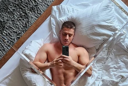 David Dragojević pozirao u krevetu