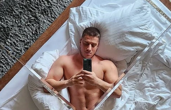 David Dragojević pozirao u krevetu