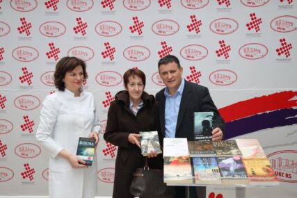 "One mogu skrenuti misli sa svakodnevne borbe sa bolešću" Danijela iz Čelinca donirala više od 100 knjiga UKC Srpske (FOTO)