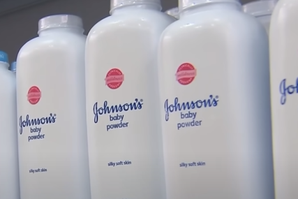 OPASNOST ZA BEBE Kompanija „Džonson i Džonson“ optužena da je prodavala kancerogeni puder (VIDEO)