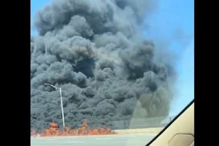 Eksplozija na čuvenom mostu u Americi: Cisterna se prevrnula, vozač poginuo, vatra se nezaustavljivo širi (VIDEO)