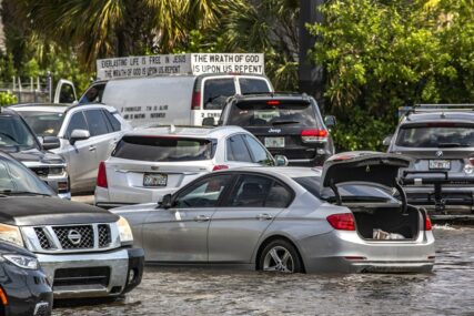 Velike poplave pogodile Floridu: Blokirani putevi, zatvorene škole